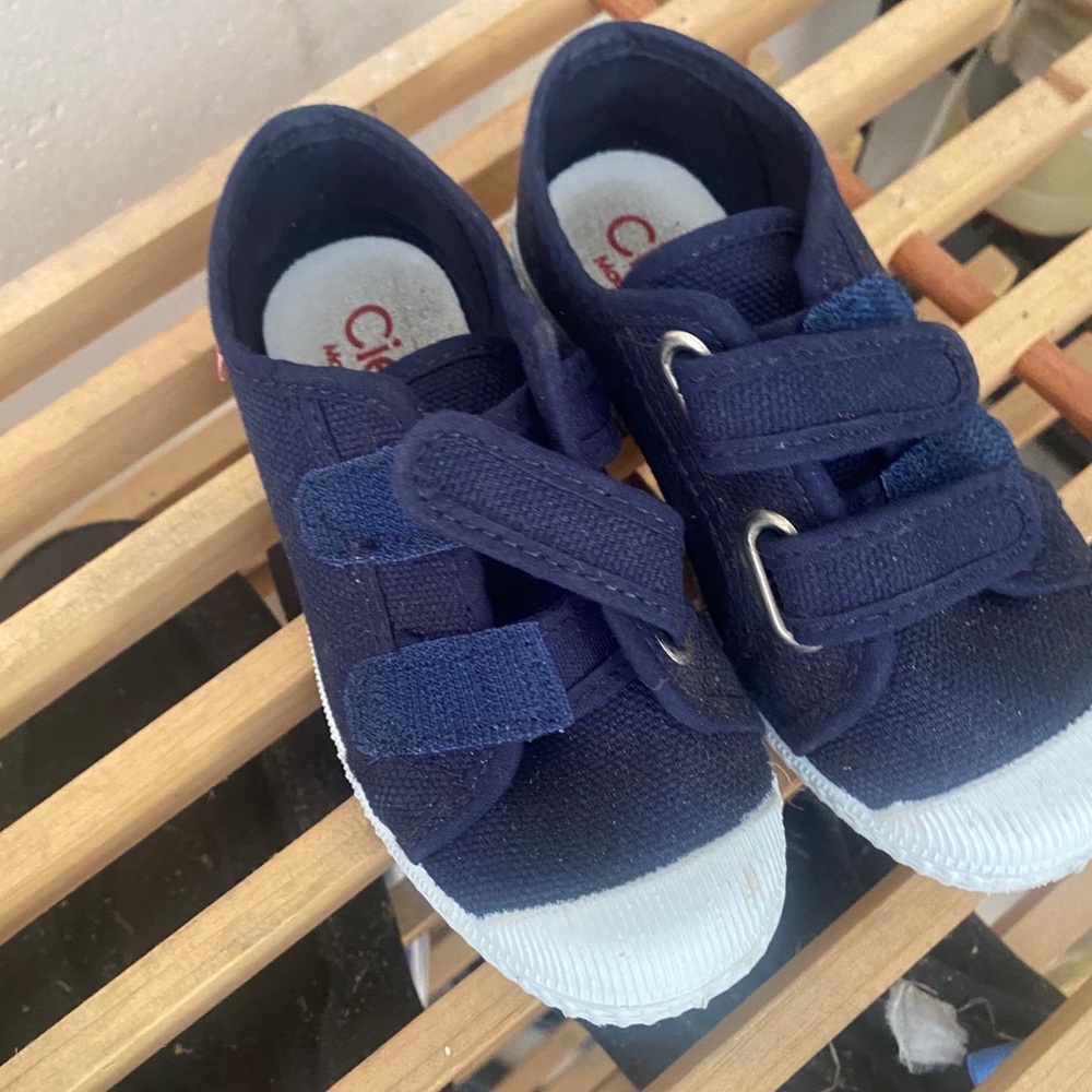Navy blue Cienta size 26 double Velcro (like new)